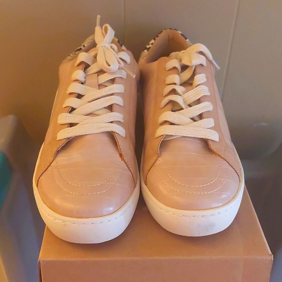 New in box blush sneakers sz 8.5 - Picture 2 of 4